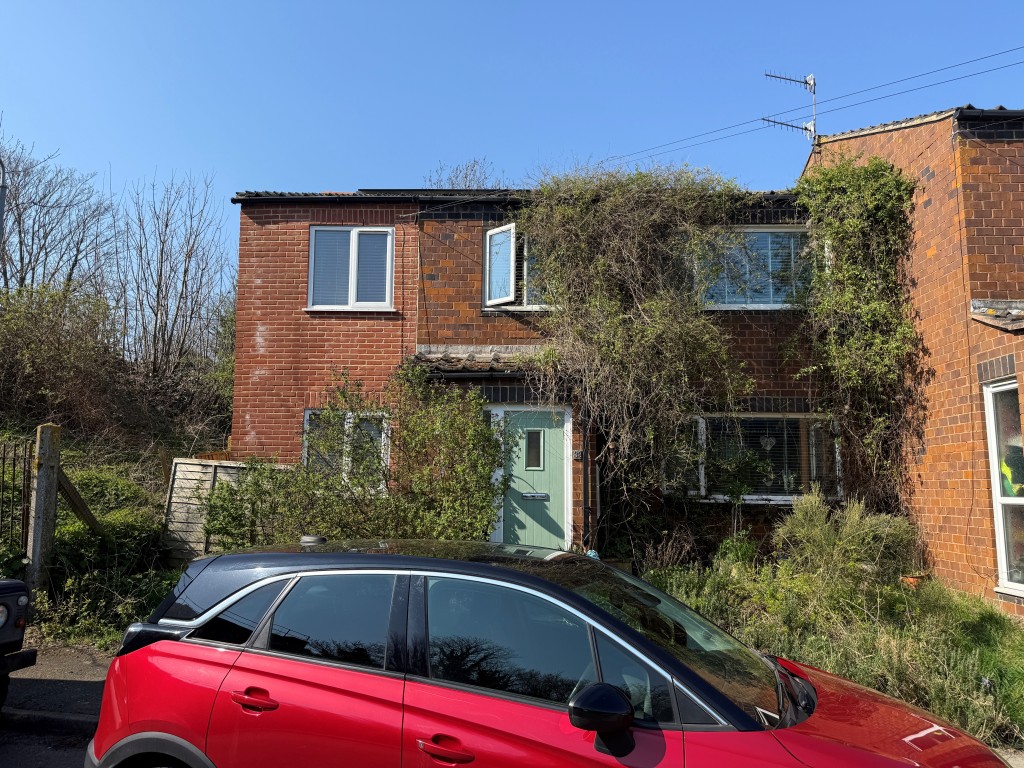 Lot: 23 - FIVE-BEDROOM HOUSE FOR IMPROVEMENT - Extended end-terrace house
